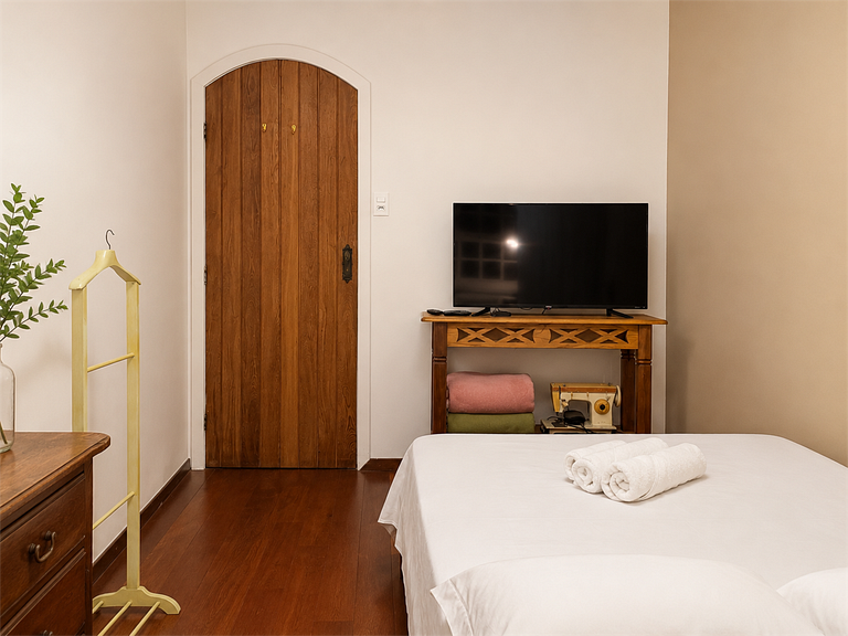 Quarto Espaçoso em Casa Moderna- Bairro Fábricas