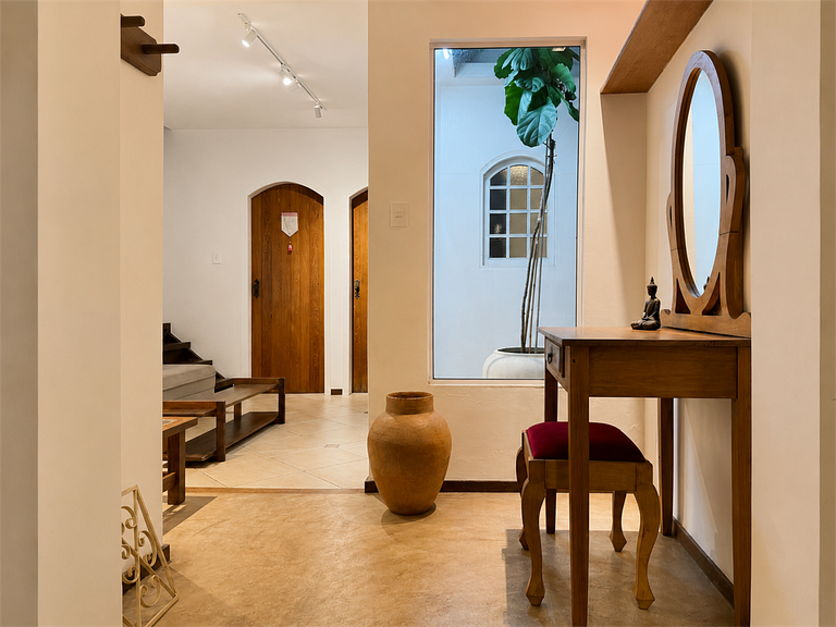 Quarto Espaçoso em Casa Moderna- Bairro Fábricas