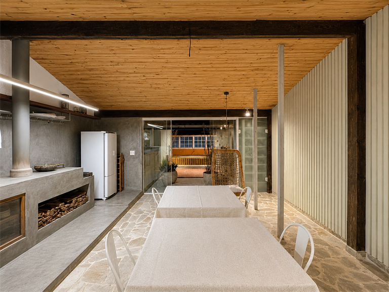 Quarto Espaçoso em Casa Moderna- Bairro Fábricas