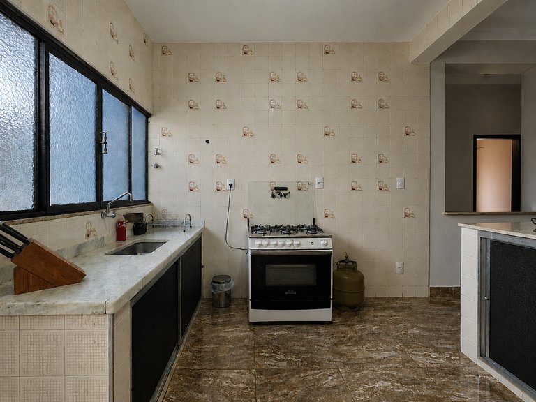 Casa Espaçosa para Famílias com Garagem Coberta