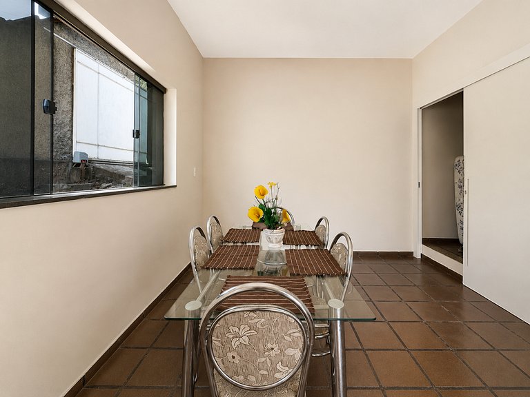 Casa Espaçosa para Famílias com Garagem Coberta