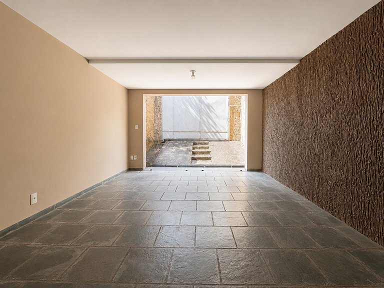 Casa Espaçosa para Famílias com Garagem Coberta