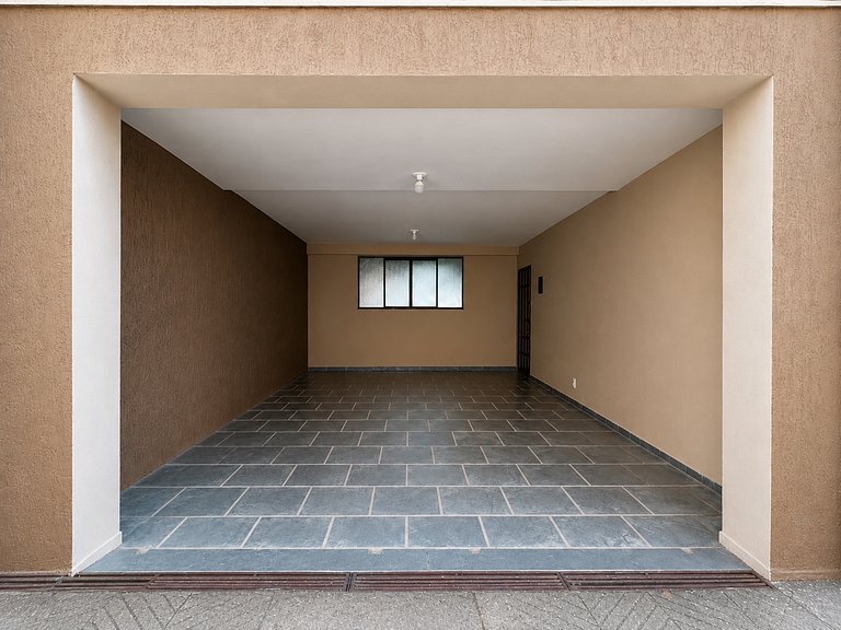 Casa Espaçosa para Famílias com Garagem Coberta
