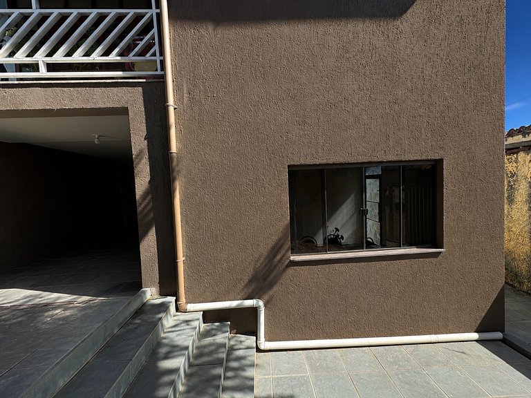 Casa Espaçosa para Famílias com Garagem Coberta