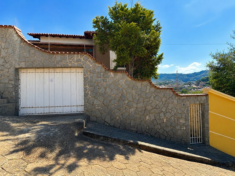 Casa Espaçosa para Famílias com Garagem Coberta
