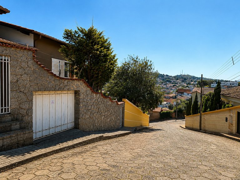 Casa Espaçosa para Famílias com Garagem Coberta