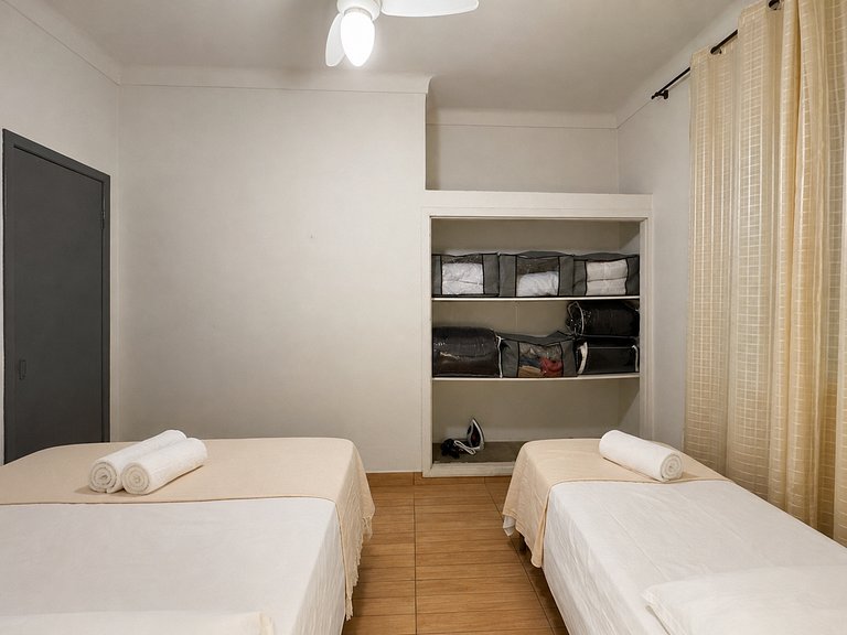 Casa completa com dois quartos e ótima localização