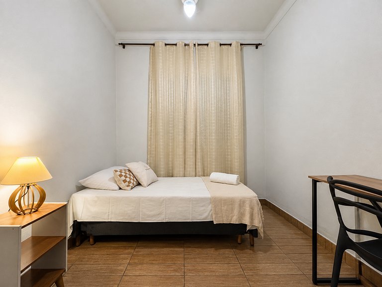 Casa completa com dois quartos e ótima localização