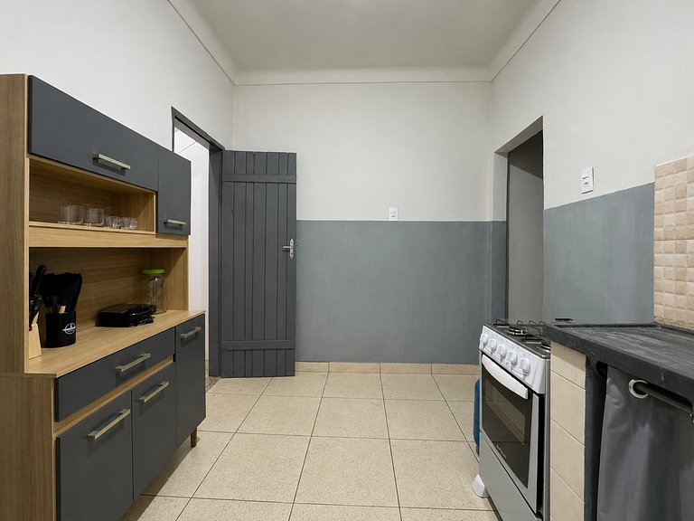 Casa completa com dois quartos e ótima localização