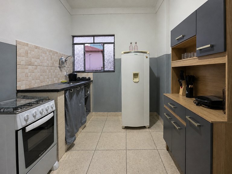 Casa completa com dois quartos e ótima localização