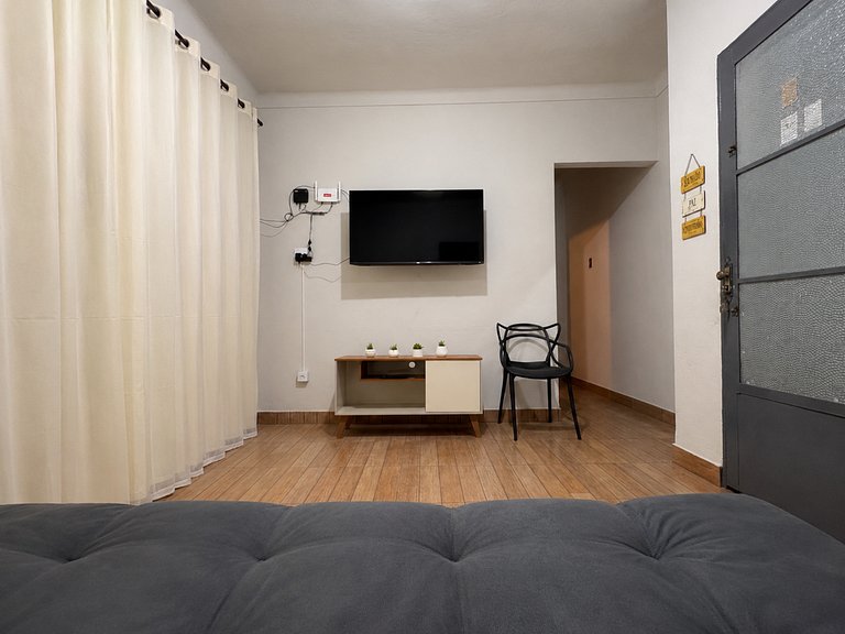 Casa completa com dois quartos e ótima localização