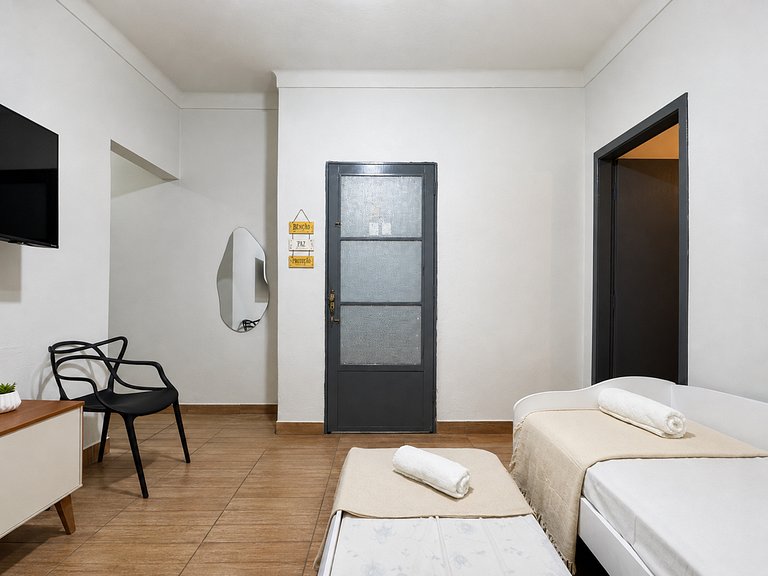 Casa completa com dois quartos e ótima localização