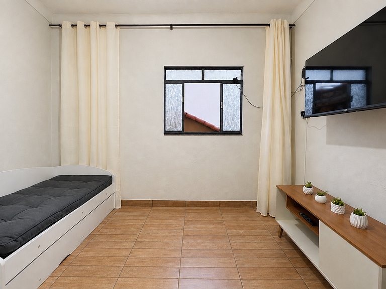 Casa completa com dois quartos e ótima localização
