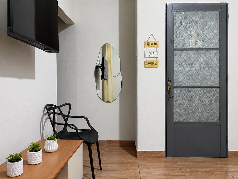 Casa completa com dois quartos e ótima localização