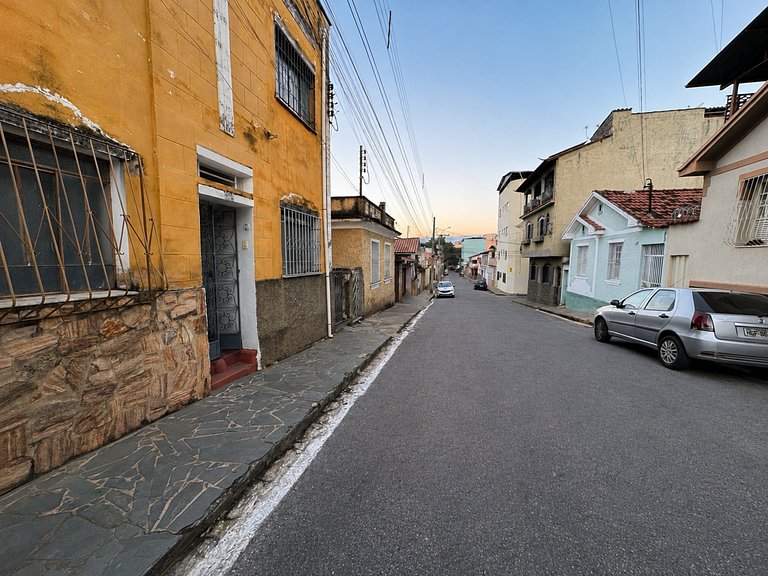 Casa completa com dois quartos e ótima localização