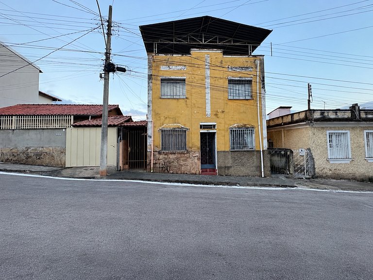 Casa completa com dois quartos e ótima localização