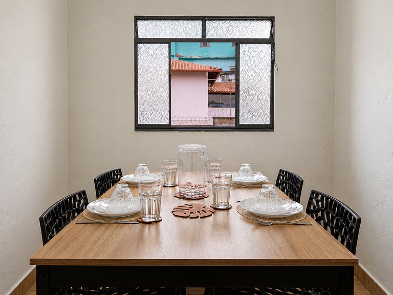 Casa completa com dois quartos e ótima localização