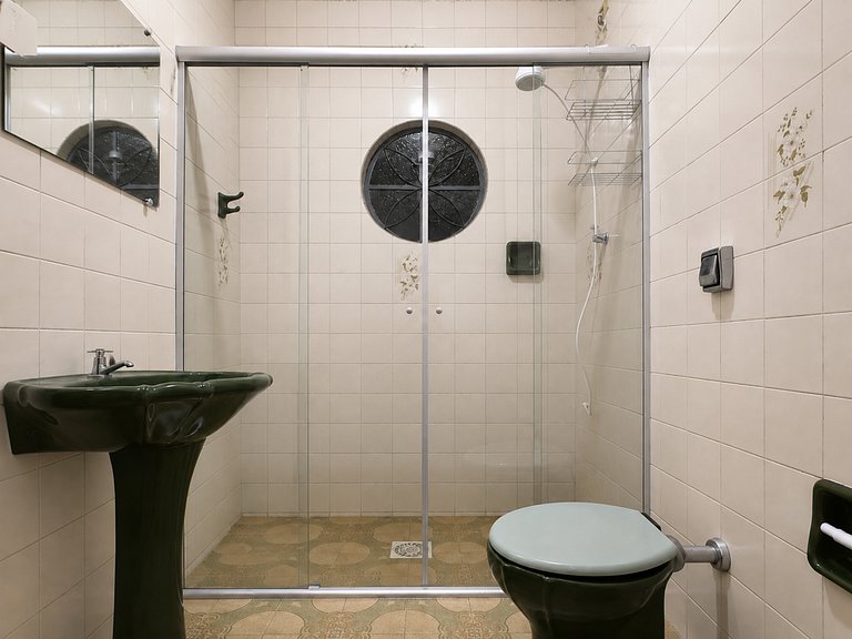 Casa completa com dois quartos e ótima localização