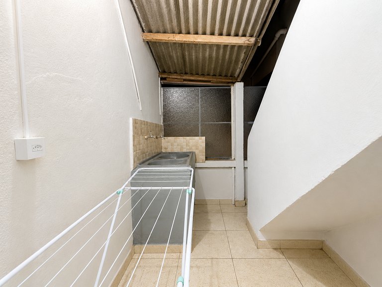 Casa completa com dois quartos e ótima localização