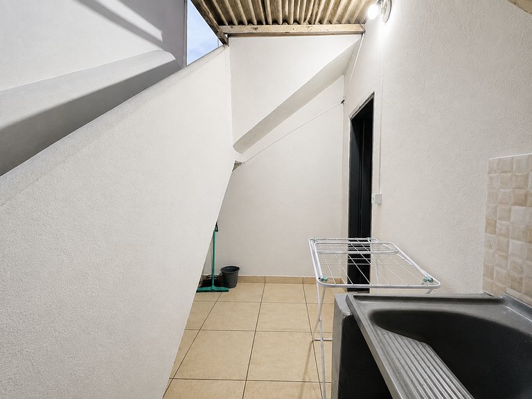 Casa completa com dois quartos e ótima localização